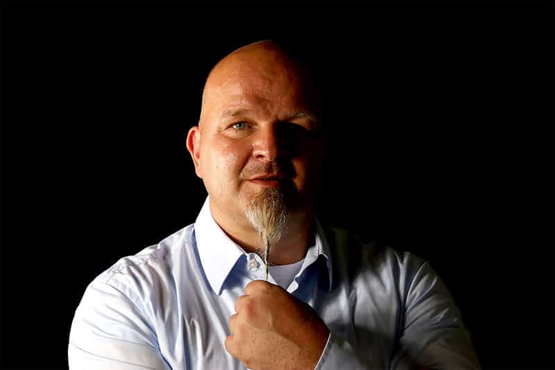 Profilbild Hypnoselehrer Andreas Ermertz vor schwarzem Hintergrund